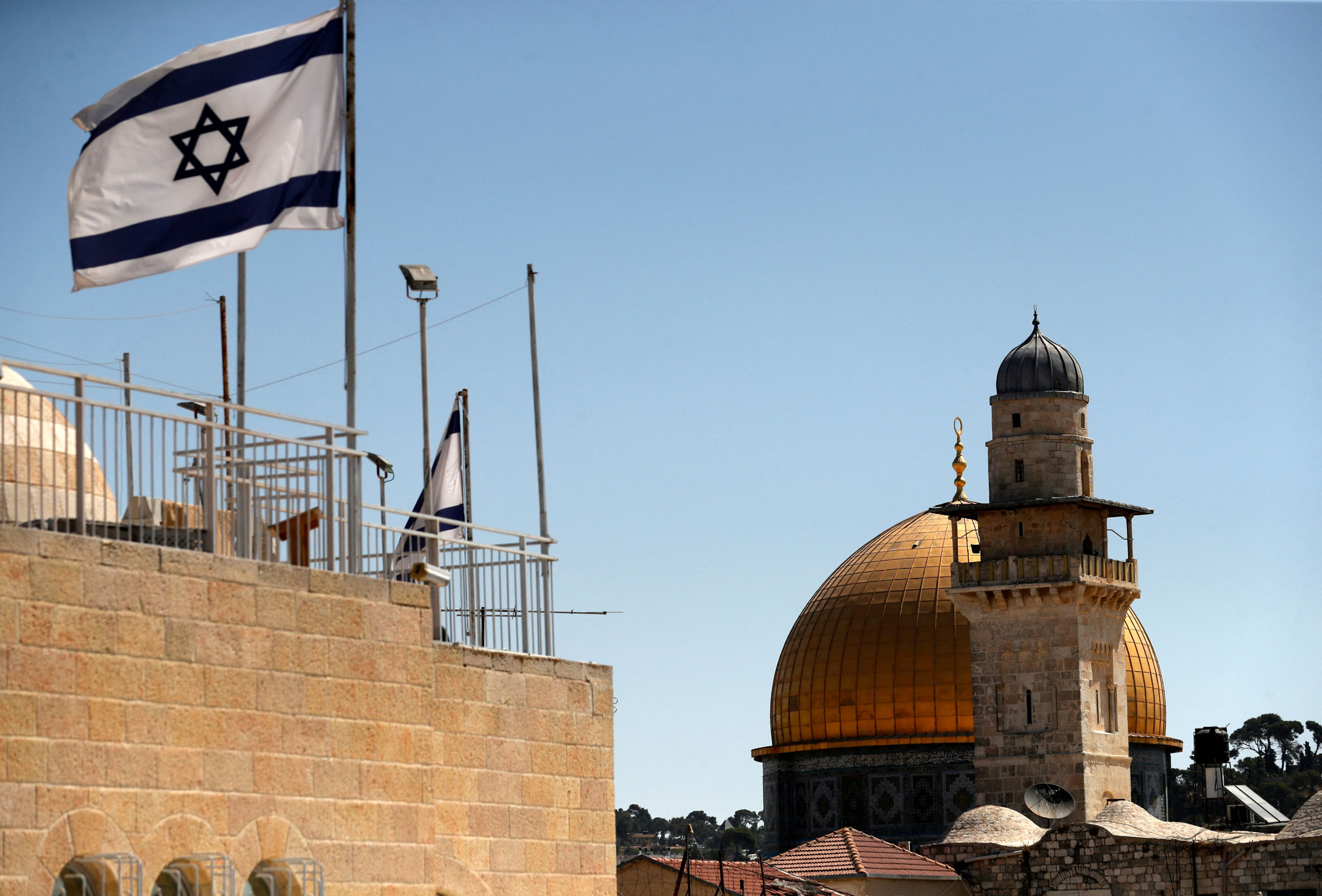 This picture shows an Israeli flag fluttering 